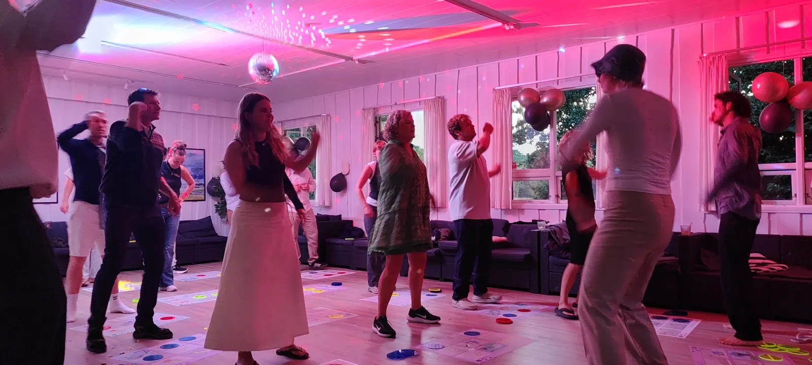 Gæster danser til Dansebanko under diskokuglen