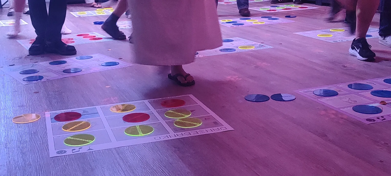 Dansebanko spilles blandt gæster til en fest